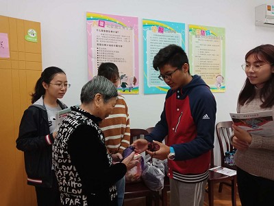 爱满重阳节,浓浓敬老情―金沙集团wwW3354CC学生党支部开展社区为老服务