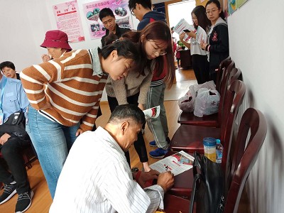 爱满重阳节,浓浓敬老情―金沙集团wwW3354CC学生党支部开展社区为老服务