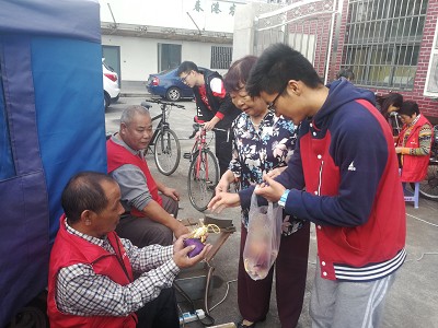 爱满重阳节,浓浓敬老情―金沙集团wwW3354CC学生党支部开展社区为老服务