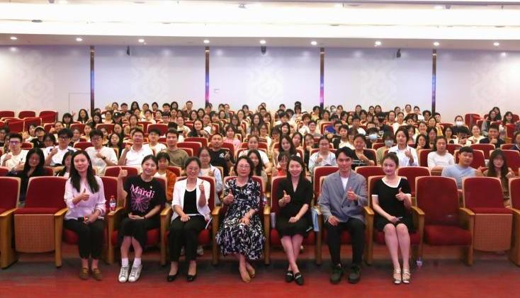 红色文艺党课《红灯记》唱响青春，沪语传承浸润心田